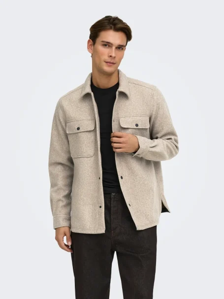 Herbstlook für Herren mit heller Hemdjacke und schwarzem Shirt