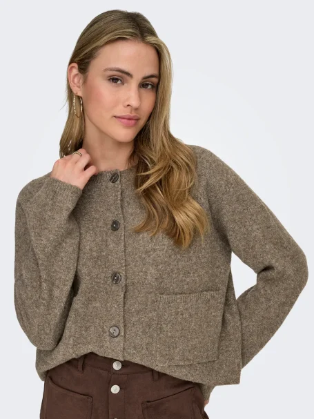 Herbstlook für Damen mit taupefarbener Strickjacke