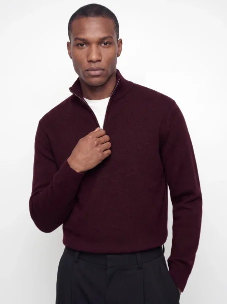 Herbstlook für Herren mit bordeauxfarbenem Troyer